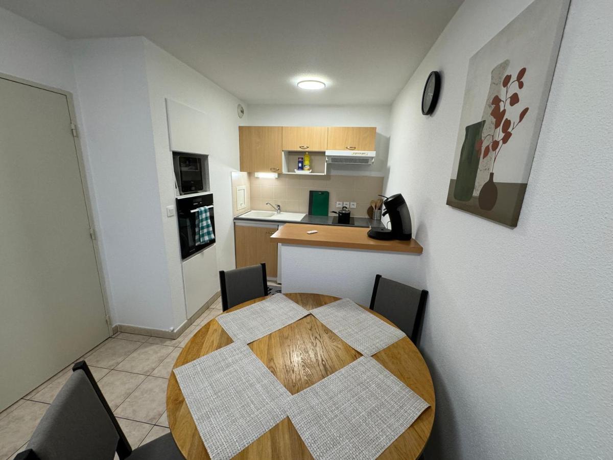 Calme Avec Balcon, A 4km Du Centre, Parking, Wi-fi, Netflix Gratuit Apartment *