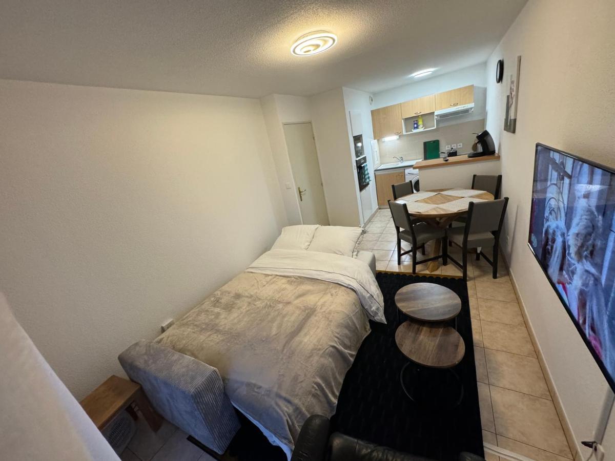 Calme Avec Balcon, A 4km Du Centre, Parking, Wi-fi, Netflix Gratuit Apartment *
